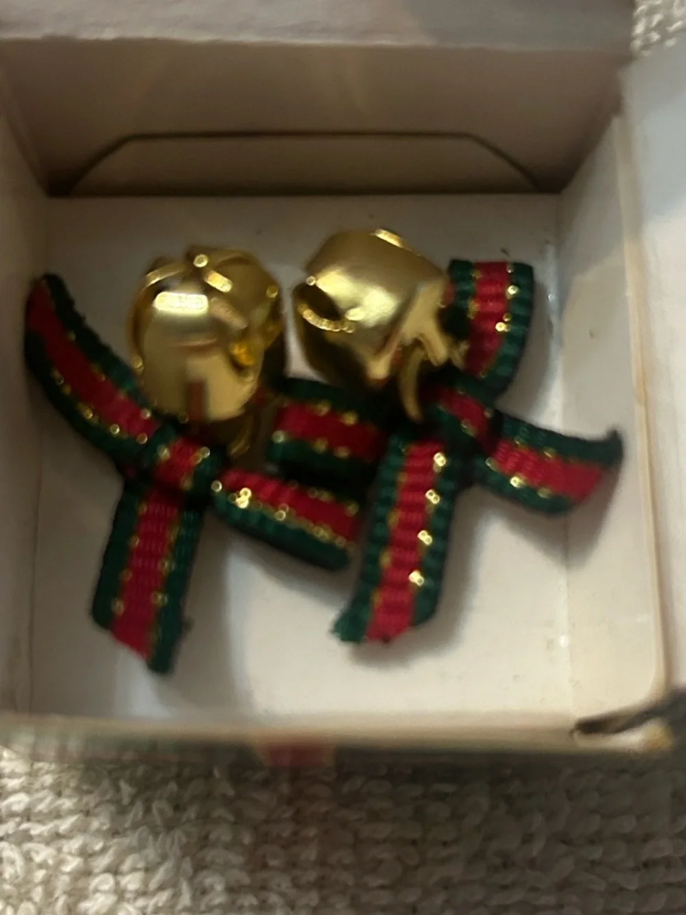 V7 Avon Green & Red Holiday Gift Box Earrings